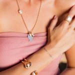 Colar Bolinhas Banhado à Ouro 18k com Pérolas e Peixe Dourado com Pingente em Resina