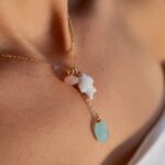 Colar Banhado à Ouro 18k com Peixe em Porcelana e Pedra Oval Verde e Redonda Rosa