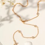 Colar Gravatinha Banhado à Ouro 18K com Pedras Redondinhas de Zircônia Branca e Cruz Cravejada