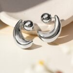 Brinco Meia Lua com Tarraxa Esfera Banhado à Ródio Branco