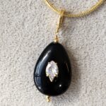 Pingente Banhado à Ouro 18K  com Pedra Gota Ágata Preta