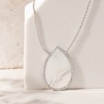 Colar Gota Madre Pérola Grande Banhado à Ródio Branco Cravejado com Zircônia Branca