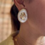 Brinco oval em pedra perolada com meio orgânico dourado em ouro 18K