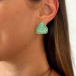 Brinco emoldurado em ouro 18K com pedra verde translúcida triangular.