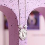 Colar Veneziana Banhado à Ródio Branco com Flor Cravejada e Medalha de São Miguel