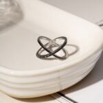 Anel Cruzado Banhado à Ródio Branco Cravejado com Zircônia Negra