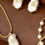 Brinco Banhado à Ouro Branco com Pérola Sintética Orgânica