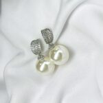 Brinco Banhado à Ródio Cravejado com Micro Zircônia Branca e Pérola Ponte