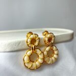 Brinco banhado à Ouro 18k com Resina Off White e Acabamento Polido