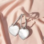 Brinco Coração Madre Pérola Banhado à Ródio Branco Cravejado de Zircônia Branca