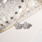 Brinco Flor 5 Pétalas Banhado à Ródio Branco Cravejado com Zircônia e Cristal London Blue