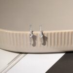 Brinco Reto Coração banhado à Ródio Cravejado com Zircônia Branca