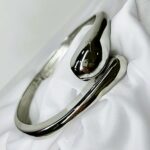 Colar Aro Duas Gotas Liso Banhado à Ródio Branco