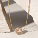 Colar Banhado à Ouro 18k com Cristal Morganita Quadrado Cravejado com Zircônia Branca