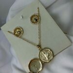 Conjunto Relicário Liso Espirito Santo Banhado à Ouro 18k