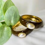 Bracelete Esmaltado Marrom Banhado à Ouro 18k com Duas Madre Pérolas