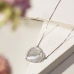 Colar Coração Banhado à Ródio Branco com Madre Pérola Cravejada com Zircônia Branca