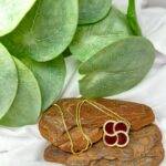 Colar Banhado à Ouro 18k Cravejado no formato de Trevo Resinado