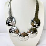 Colar Placas Redondas Banhado à Ródio Branco Extravagante