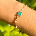 Pulseira com Pérolas Banhado à Ouro 18k e Pingentes de  Pedras Fusion Verde Esmeralda