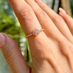 Anel Banhado à Ouro 18k Cravejado e com Pedra de Zircônia no Meio