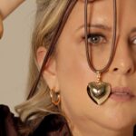 Colar Couro Marrom com Coração Liso Banhado à Ouro 18k