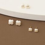 Brinco Trevo Madre Pérola Branco