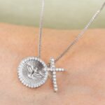 Escapulário Espírito Santo Banhado à Ródio Branco com Cruz Cravejado com Zircônia Branca