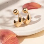 Brinco Banhado à Ouro 18K Meia Lua com Tarraxa em Esfera