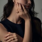 Brinco  Banhado à Ouro 18K Shine Curves com Pedras de Zircônia Branca