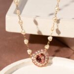 Colar Banhado à Ouro 18K Pérola Coreana com Pingente Hearts Pink e Zircônia Branco e Rosa 49cm