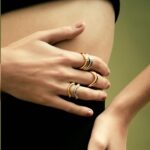 Anel Curvo Banhado à Ouro 18k ou Ródio Branco com Pedra Cravejada