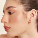 Brinco Banhado à Ouro 18K Meia Argola Cravejado com Zircônia Branca