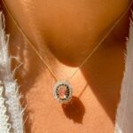 Colar Banhado à Ouro 18K Oval Rodolito Zircônia Chocolate Cravejado com Pedras Branca/Vermelha