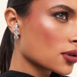 Brinco Banhado à Ródio Ear Hook Cinco Pedras Redondas de Zircônia Fecho Omega